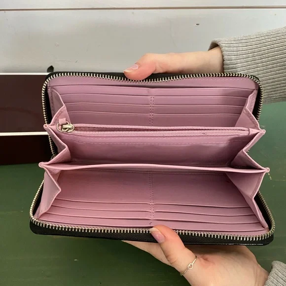 Coach Black Embossed Wallet retails $120 like new - Picture 6 of 9